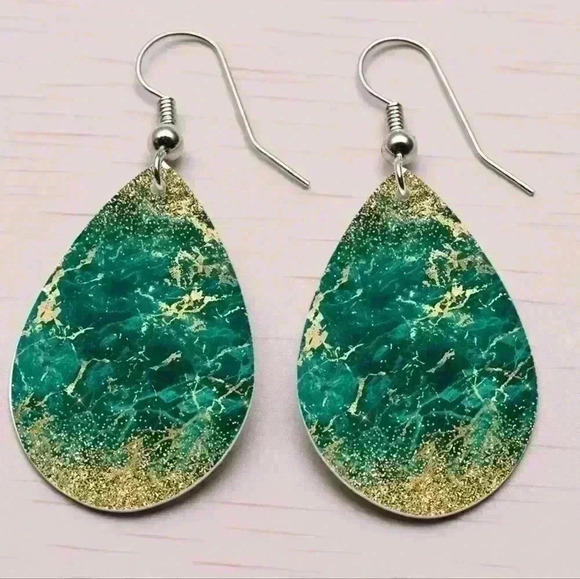 Emerald and gold printed tear drop pendant earrings - Picture 2 of 2